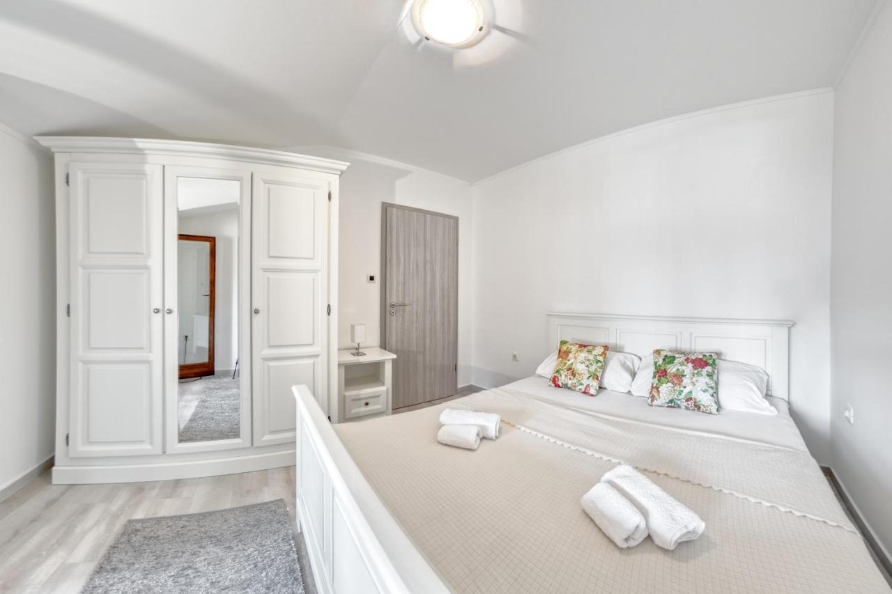 Penthouse Zola With Private Parking Apartment Medulin Exterior foto